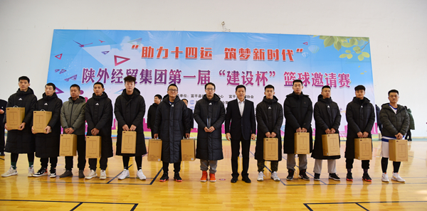 11陜外經(jīng)貿(mào)集團(tuán)黨委書記、董事長肖玉龍為第一名獲獎隊(duì)頒獎_副本.jpg