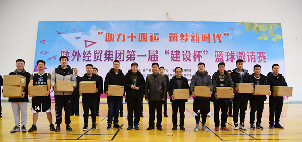 11中共富平縣委常委、政法委書記杜銀虎為第二名獲獎隊(duì)頒獎_副本.jpg