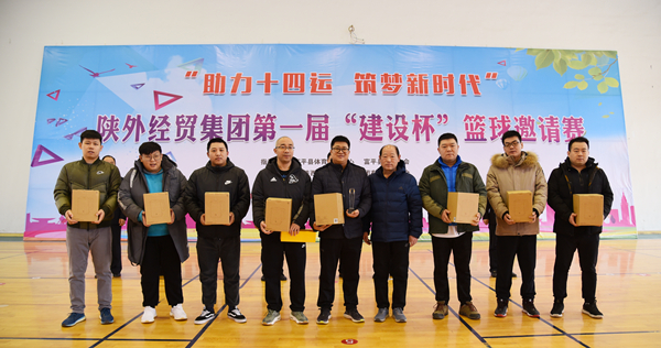 11富平縣政協(xié)副主席馮小平為第三名獲獎隊(duì)頒獎_副本.jpg